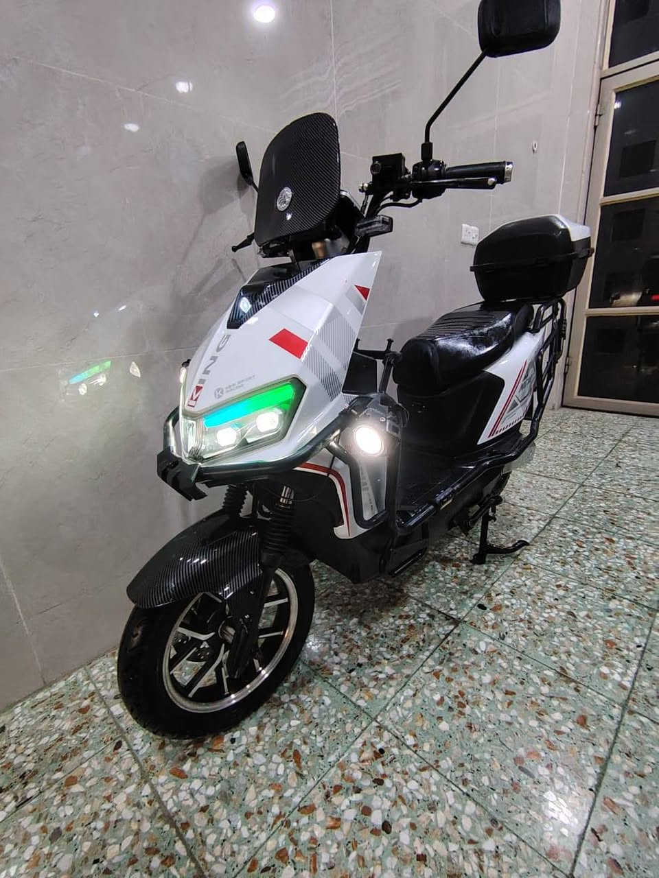 سلام عليكم دراجه سكنس موديل 2026 ليثيوم..٠ مو بطاريات عاديه . 40 امبير .
تمشيك أكثر 75 كليو بل الشحنه الوحده .
سرعه 99.
نظام 3 سرع .+مثبت سرعه 
تشغل بصمة .
نظام رجوع لخلف ..
صندوق +درع .... السعر 950 الف
مكاني ابو غريب مجاور مجمع بدور بغداد السكني
*********** متوفر واتساب
***********
