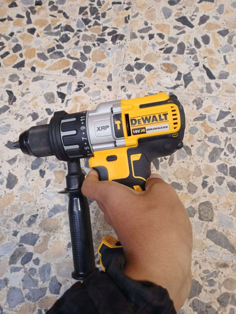 السلام عليكم  دريل ديوالت امركي اصلي
***********
الدريل فارغ
