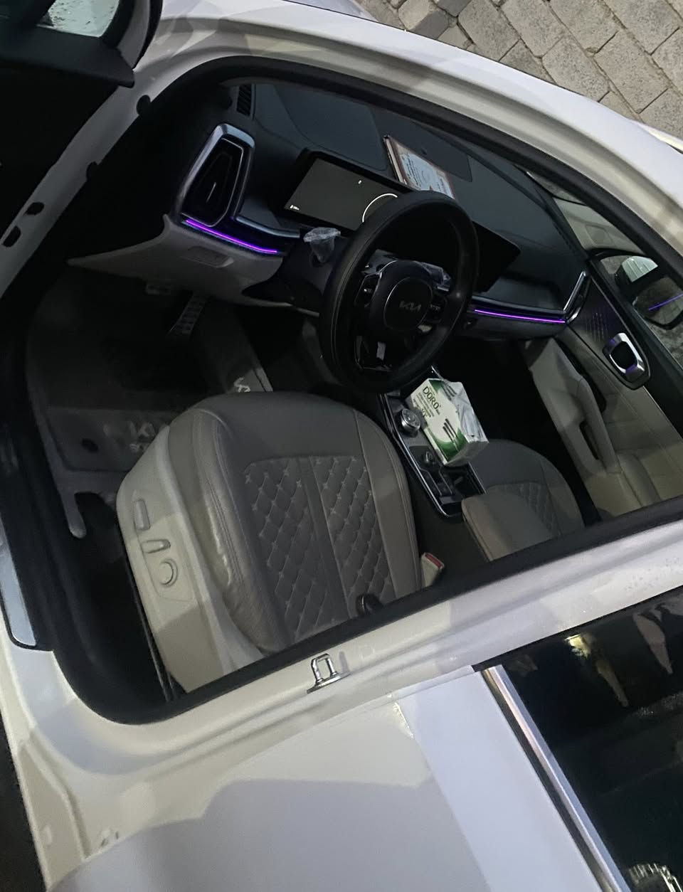 السلام عليكم اخوان من رخصة الأخ مدير الگروب والإخوة الأدمنية  كيا سورنتو موديل ٢٤ رقم بغداد انگليزي محرك ٦ سلندر ٧ راكب ٣ قطع تبريد ماشية ١٧٢٠٠ بيها بارد بالصندوق بسيط ورصعات حصو الشارع ما تتميز إلا بالسونار السيارة مغلفة جلد ارضية وكشنات ما تصرف عليها دينار بيع او مراوس بسورنتو ٢٣ فول مواصفات ١/١ سعر البيع ٣١٠ وبيها مجال شراي يتصل ***********  مكان السيارة ديالى بعقوبة
