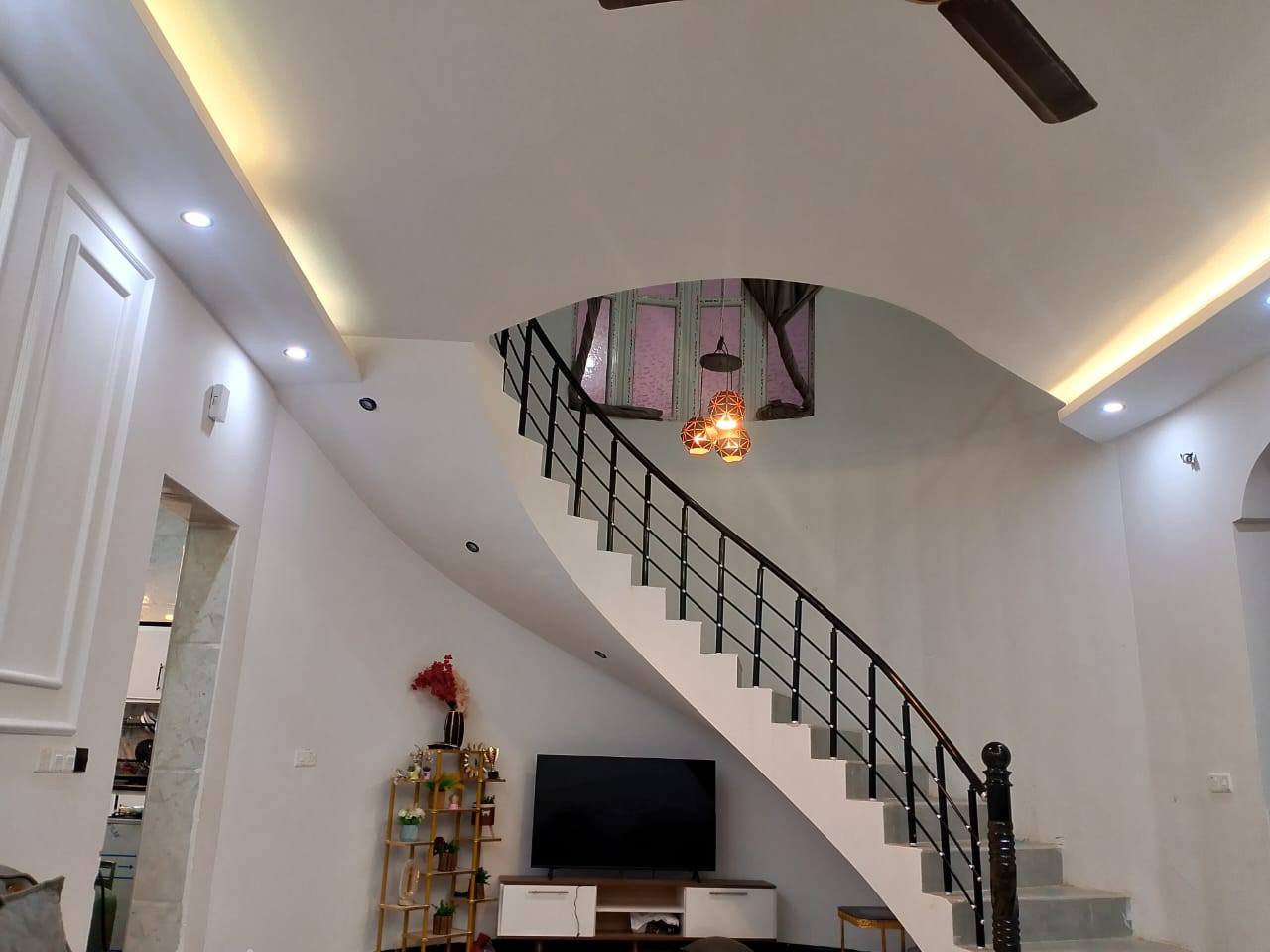 #دار للبيع بناء جديد
العنوان : تكريت القادسية 
قطعة 500 مقابل اسواق النور مول 
#المساحة 10☆30=300متر  شارع 15 
يحتوي على  3 غرف نوم واستقبال
 ومطبخ حار بارد  سيراميك وصحيات عدد 4 
حديقة داخلية وخارجية وكراج سيارة 
#السعر المطلوب《 165  مليون  》قابل للتفاوض 
#للاستفسار الاتصال على الارقام التالية
***********
***********
#مكتب دجلة للعقار ....
