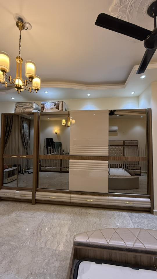 غرفة خشب تركي ثقيل للبيع متكونة من ١٠ قطع بحالة سليمة ومستعملة فترة قليلة جدا السعر مليون و ٢٠٠ - الموقع زيونة للتواصل اكتب علق ب رقم ١ او اتصل او على الرقم ***********
