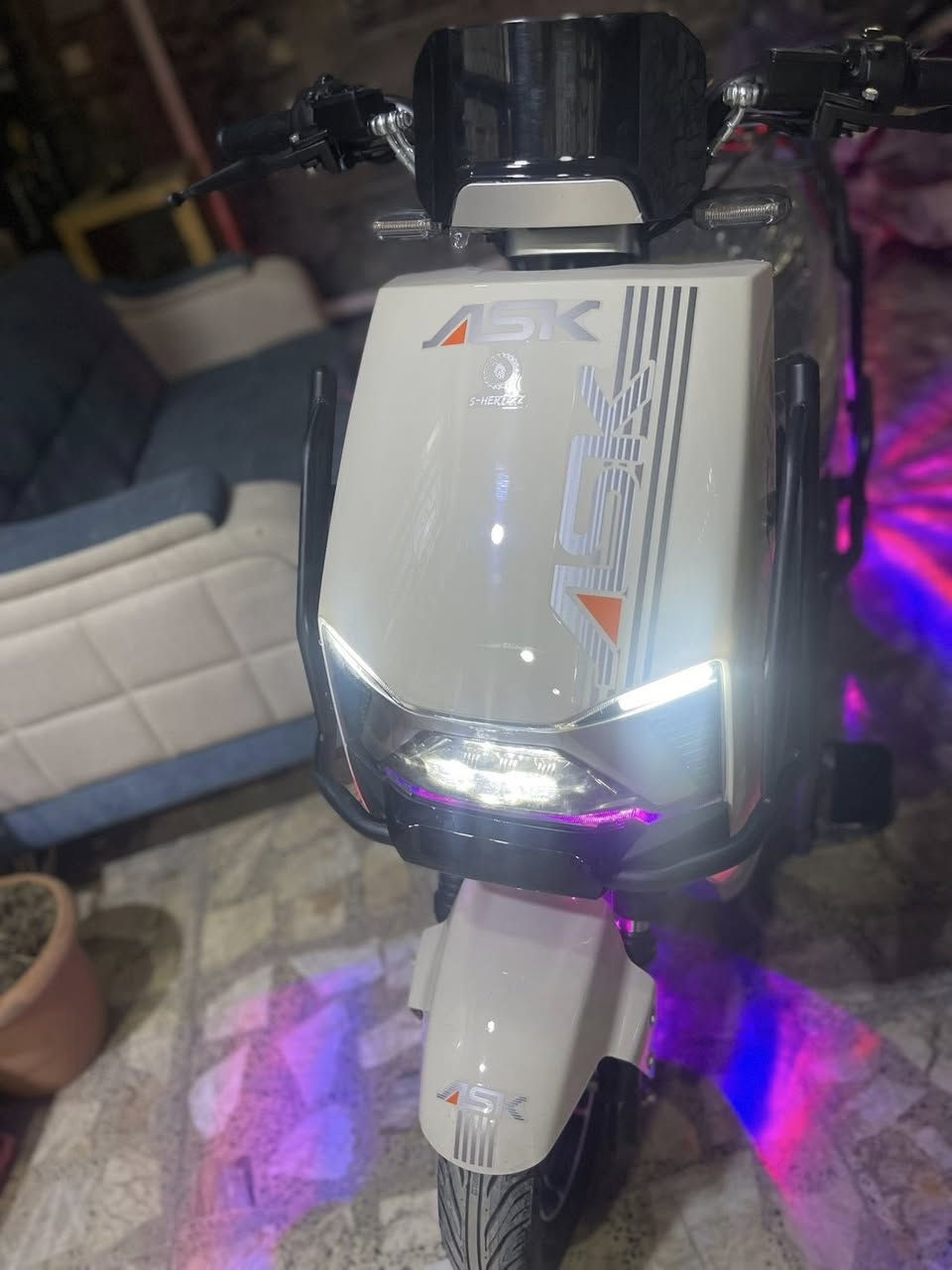 سلام عليكم دراجه شحن نوع ASK بطاريات عدد6شكل شركه استعمال شهرين فقط ***********مكان بغداد الكراده سعر مليون بيه مجال
