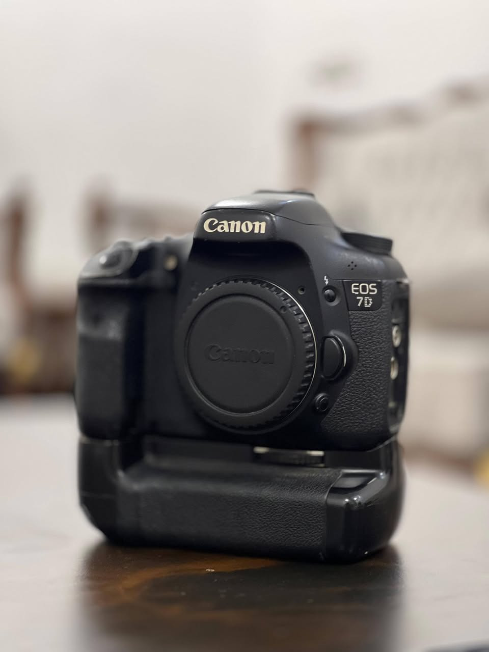 الكاميرا : Canon EOS 7D
نوعية الكامره: كامره  احترافية من نوع DSLR (كاميرا رقمية ذات عدسة أحادية عاكسة)، وتأتي بمستشعر من نوع APS-C (إطار مقطوع أو كروب سينسور). فلاتر داخل الكامره. سرعه التصوير 10 لقطات بل ثانيه كامره رياضيه ممتازه.. بيها هواي مواصفات  اخوان الكامره للمراوس فقط شعندك كامره تراوس ادخل خاص...


**إذا كنت صاحب هذا الإعلان وتريد حذفه لأي سبب، رجاءا أرسل رسالة إلى الدعم الفني**