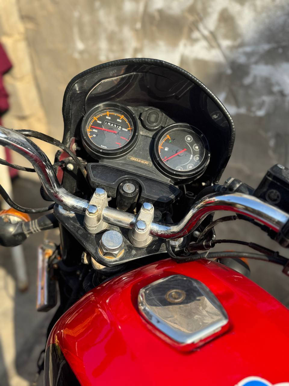 سلام عليكم ورحمة الله . 

بوكسر موديل 2023 سنوية و رقم انگليزي بأسمي . كير محرك على وضع الشركة كهربائيات كلها شغالة نگره سلف بس الكيلو متر ما يشتغل . الدراجة استخدام شخصي اروح وارجع بيها من الجمهورية إلى حي الاحرار شارع الميثاق قرب المحكمة باليوم مره وحدة أو مرتين اروح وارجع . إدامة مستمرة تبديل دهن اصلي دراجه ما متعوبة ولا مشتغلة دلفري ابد ابد ..

                السعر مليونين و 450 ألف وبيه مجال 

للأستفسار / *********** البصرة, العراق
