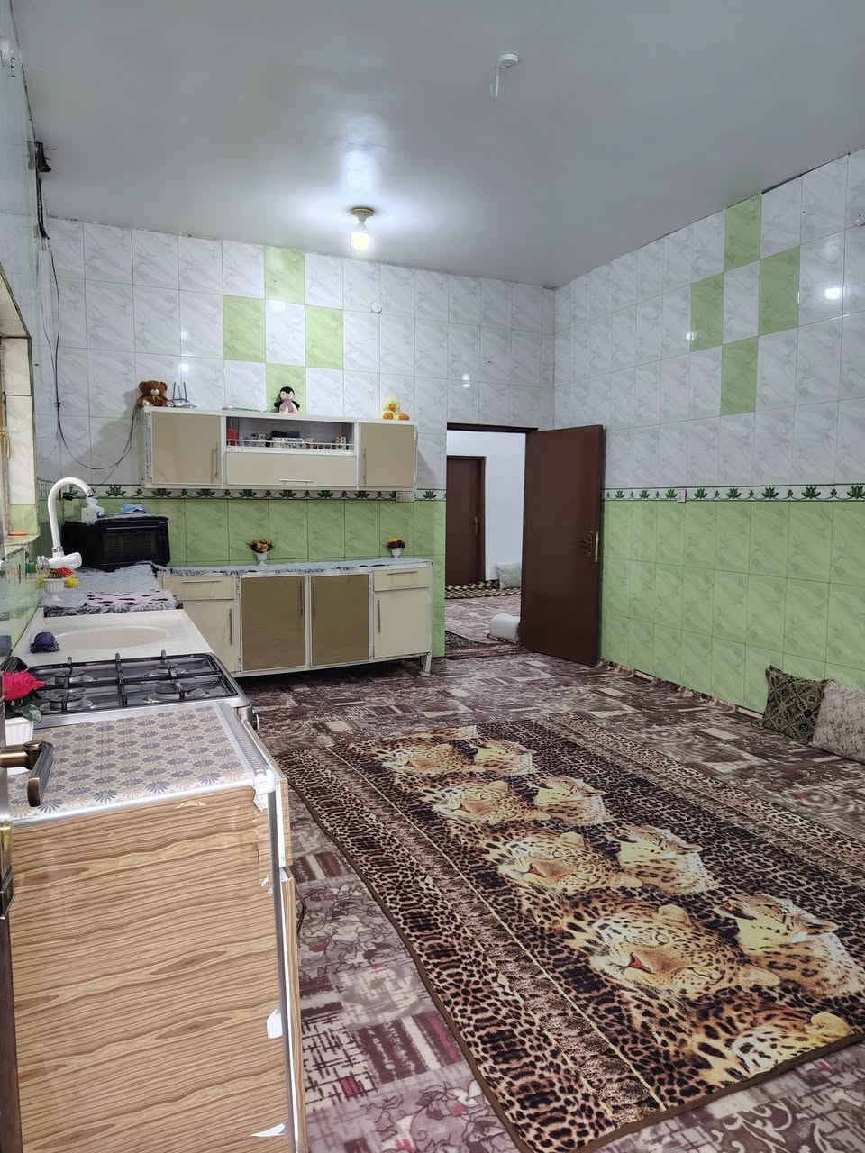 السلام عليكم.... دار للبيع.... المساحه 320 م
طابو زراعي سند 25 طابقين

الطابق الاول يحتوي على استقبال ومطبخ وكلدور وغرفتين 

نوم ومجمع صحيات..  وصحيات خارجيه وكراج سياره وحديقه

الطابق الثاني يحتوي على كلدور وغرفتين نوم ومجمع صحيات

موقع الدار#ورديه_داخل قريب على الامام سيد موسى

كافه الخدمات ماء كهرباء مجاري تبليط  الى باب البيت

للاستفسار الاتصال على هذا الرقم ***********
