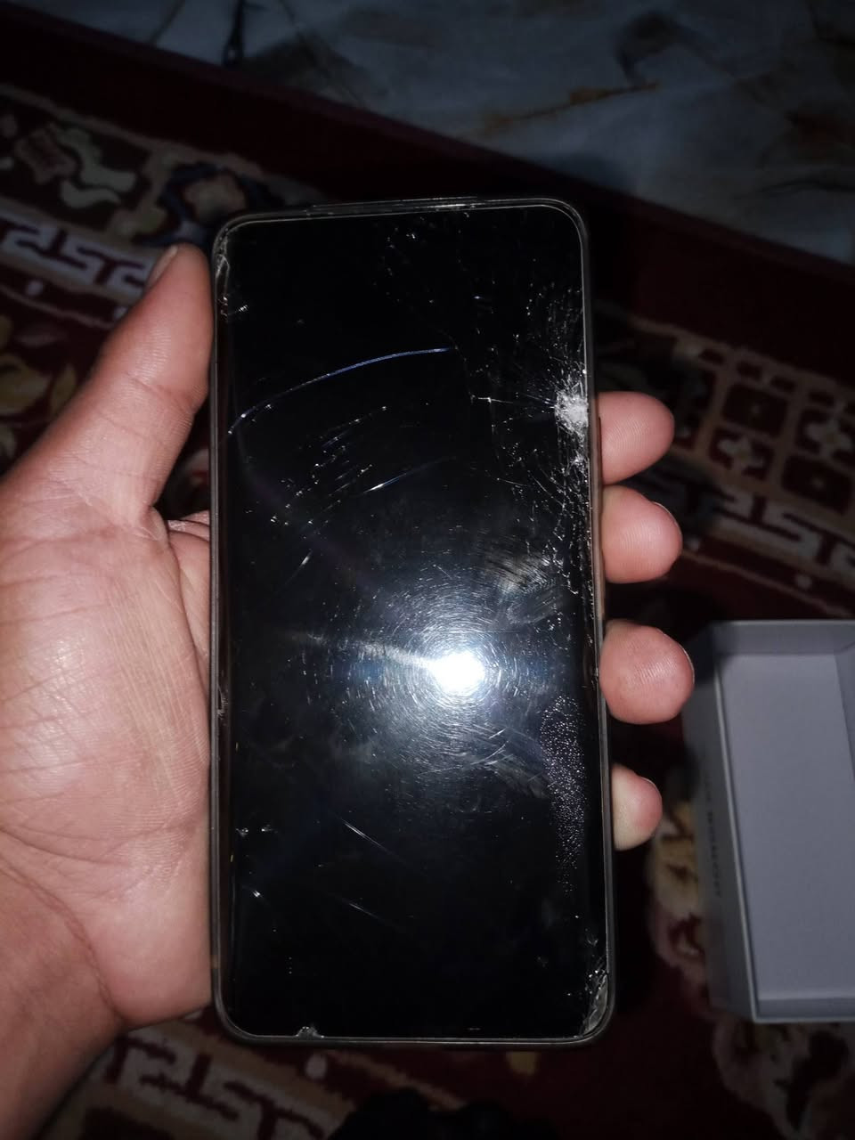 السلام عليكم يوجد موبايل هونر إكس 9 سي الشاشه مكسورة للبيع او للمراوس ب موبايل عدى الايفون 
السعر 250 و بي مجال قليل 
للأستفسار ***********
