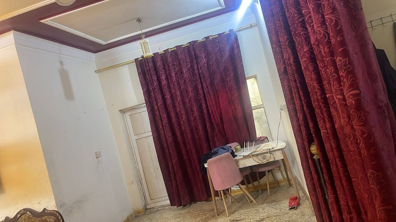 للبيع في الفلوجة
بيت طابو صرف 
المساحه 280م.  واقع حال 320م
طابق واحد غرفتين 
صالة 
استقبال 
مطبخ حار وبارد 
منور وداير حول البيت 
حديقة وكراج سيارة 
الغرفتين أثناء الحرب احترقت لكنها معمرة جديد 
البيت كله نقش بوب صاج 
ركن على شارعين رئيسي وفرعي قرب جامع حسين الشلش محمد بن سيرين 
السعر 175
الاتصال بالرقم 
***********
