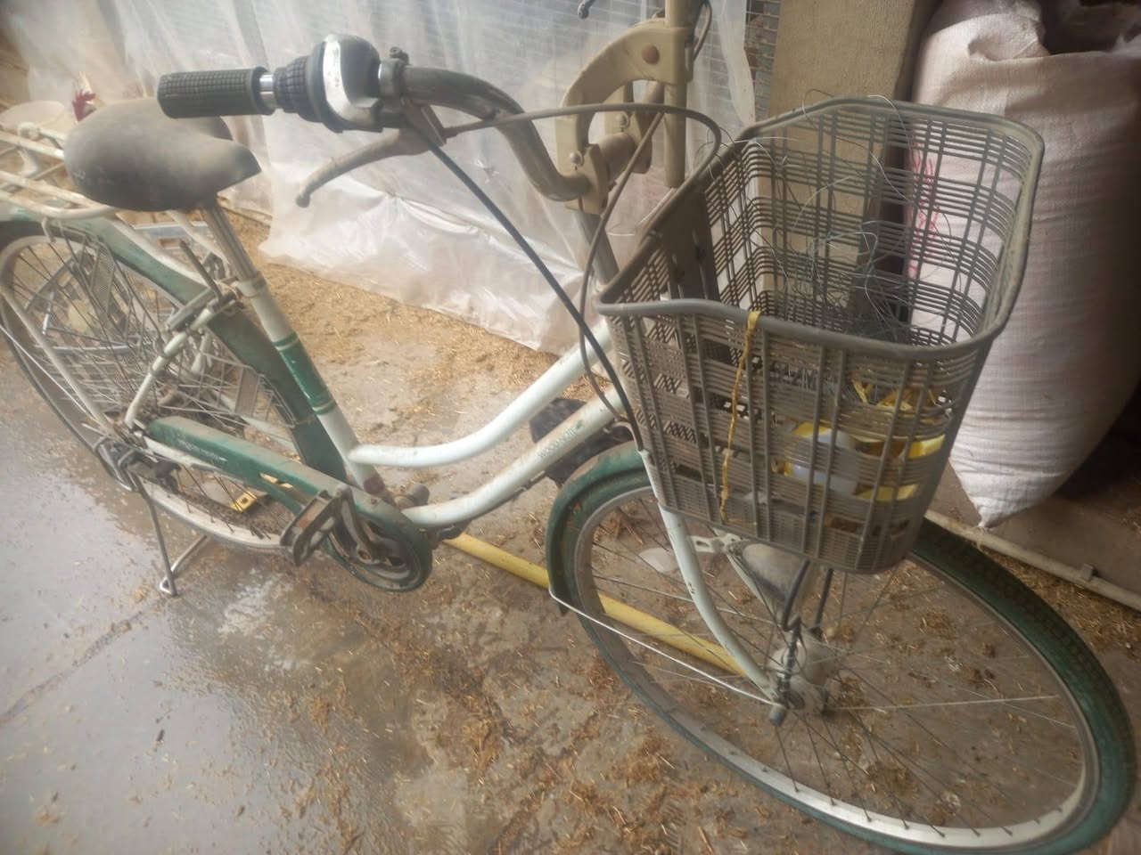 بايسكل البيع حجم 27  لوك اي عيب ما بي السعر ١١٠ كير وحساس رقم التلفون ***********
