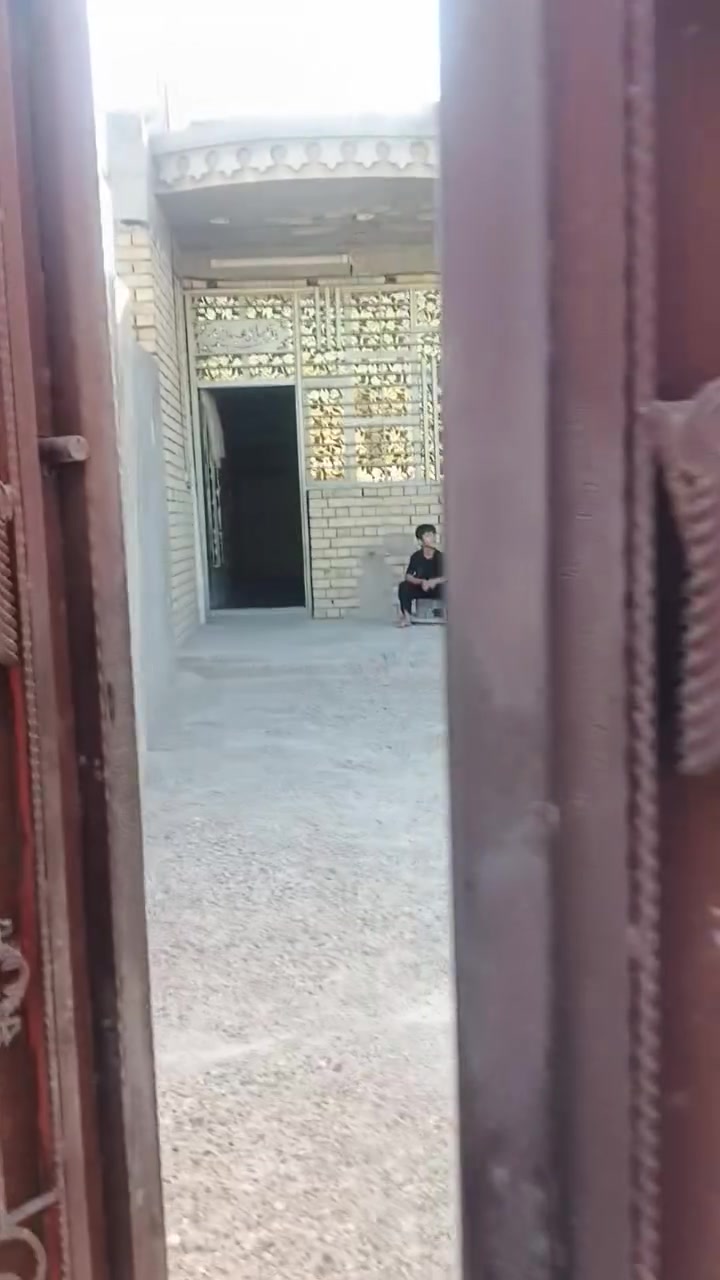 السلام عليكم بيت للبيع 200 م  رفت طابوق السعر خاص حي النصر الثانيه يوجد واتساب او اتصال على الرقم ***********
