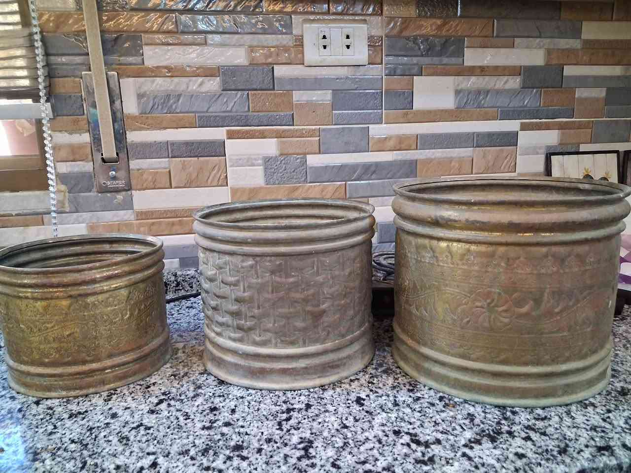 ثلاث جاوير نحاس أحمر أصلي ✨
قطع ديكورية مميزة تصلح للديكورات الداخلية والخارجية، شبابيك المنازل والشرفات 🏡
أحجام كبيرة بقطر من 26 سم حتى 20 سم
شغل جميل ولمعة مميزة تضيف طابع تراثي وفخم 👌
السعر مناسب جداً مع توفر خدمة التوصيل 🚚


**إذا كنت صاحب هذا الإعلان وتريد حذفه لأي سبب، رجاءا أرسل رسالة إلى الدعم الفني**
