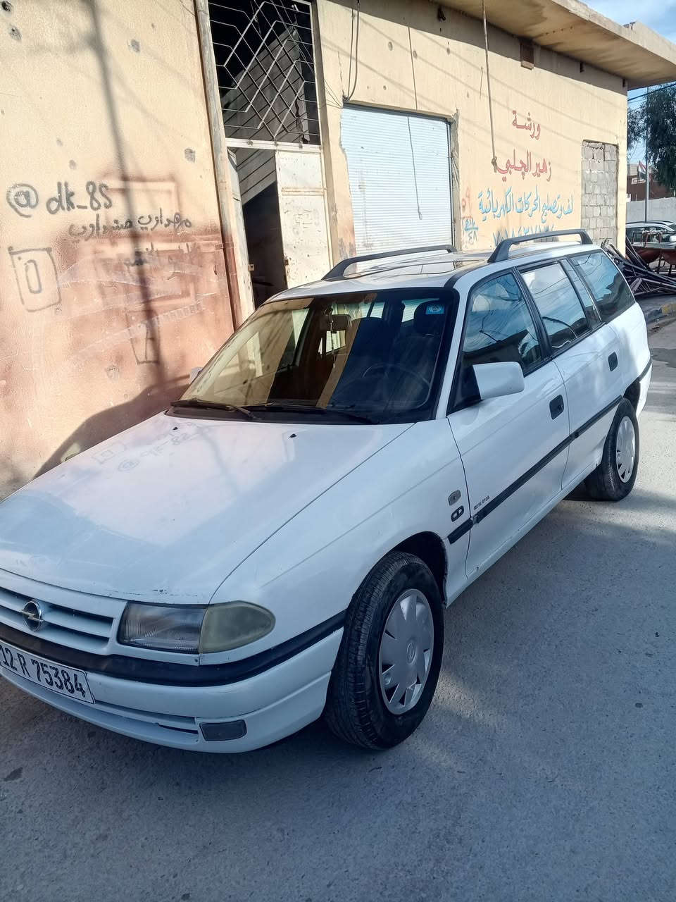 أسترا للبيع موديل 1993حجم 16كابون بنزين موجود صاحب الشرعي اني تريد تحويل او وكالة
بيها صبغ ثلاث قطع سعره 55 بي مجال قليل 
رقم الهاتف ***********
