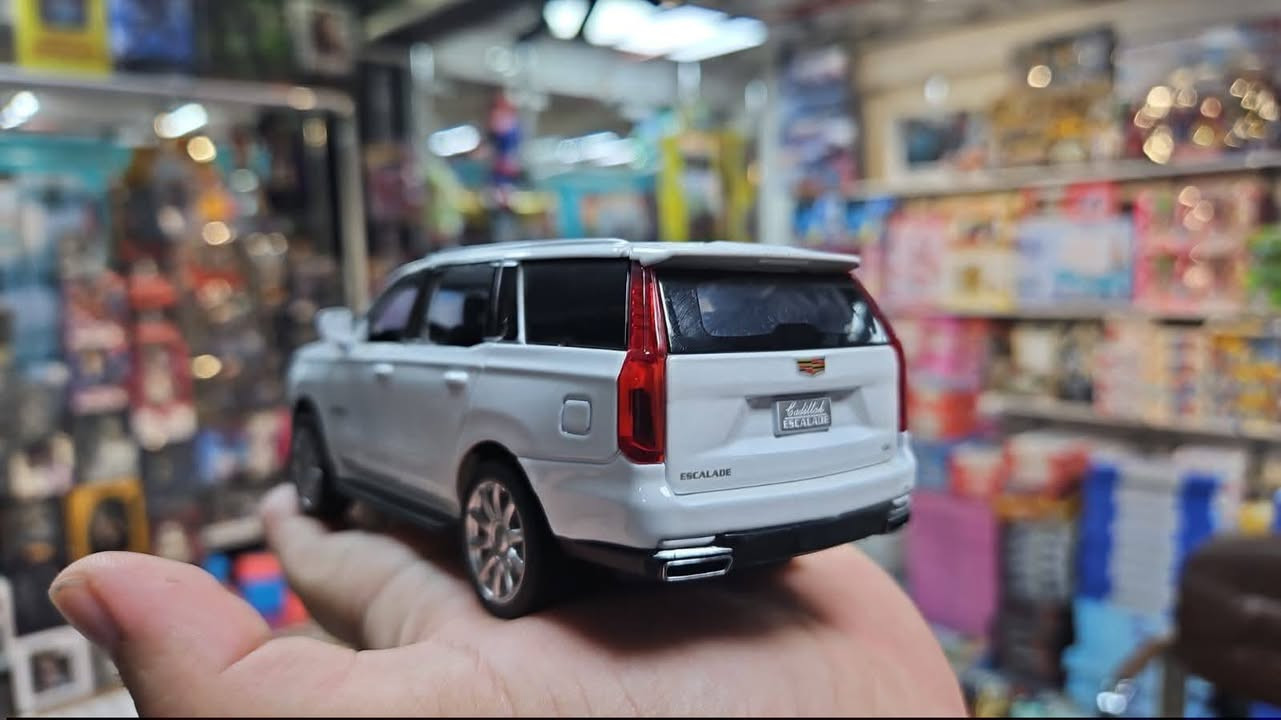 سعر القطعة 14 قطعتين 25 الف 

الحجم 17 سم 
كاديلاك إسكاليد (Cadillac Escalade)،
أجزاء قابلة للفتح: يمكن فتح الأبواب الجانبية، وغطاء المحرك، والباب الخلفي لاستكشاف التفاصيل الداخلية والمحرك.
متوفر توصيل لكل المحافظات 5الاف


**إذا كنت صاحب هذا الإعلان وتريد حذفه لأي سبب، رجاءا أرسل رسالة إلى الدعم الفني**