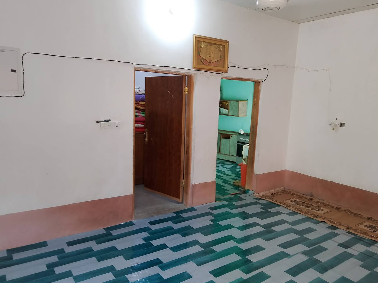 قطعه ارض للبيع او بيه مشتمل كامل يعني تجي كبل تكعد بي مساحته 200متر علا طريق سيدي براهيم يم يم المولده الثانيه اوكافت الخدمات موجوده يمه العلم البيت بلوك او سكف سندوجي الشارع ماله عشره متر اوكلش قريبه علا الشارع يعني خمسين متر السعر 45اوبيه مجال او هاذ رقمي ***********رجائن المو شراي او يحب بس يعامل لا يدك اني كاتب السعر مي يحتاج يسئل ومن الله التوفيق للجميع انشاء الله
