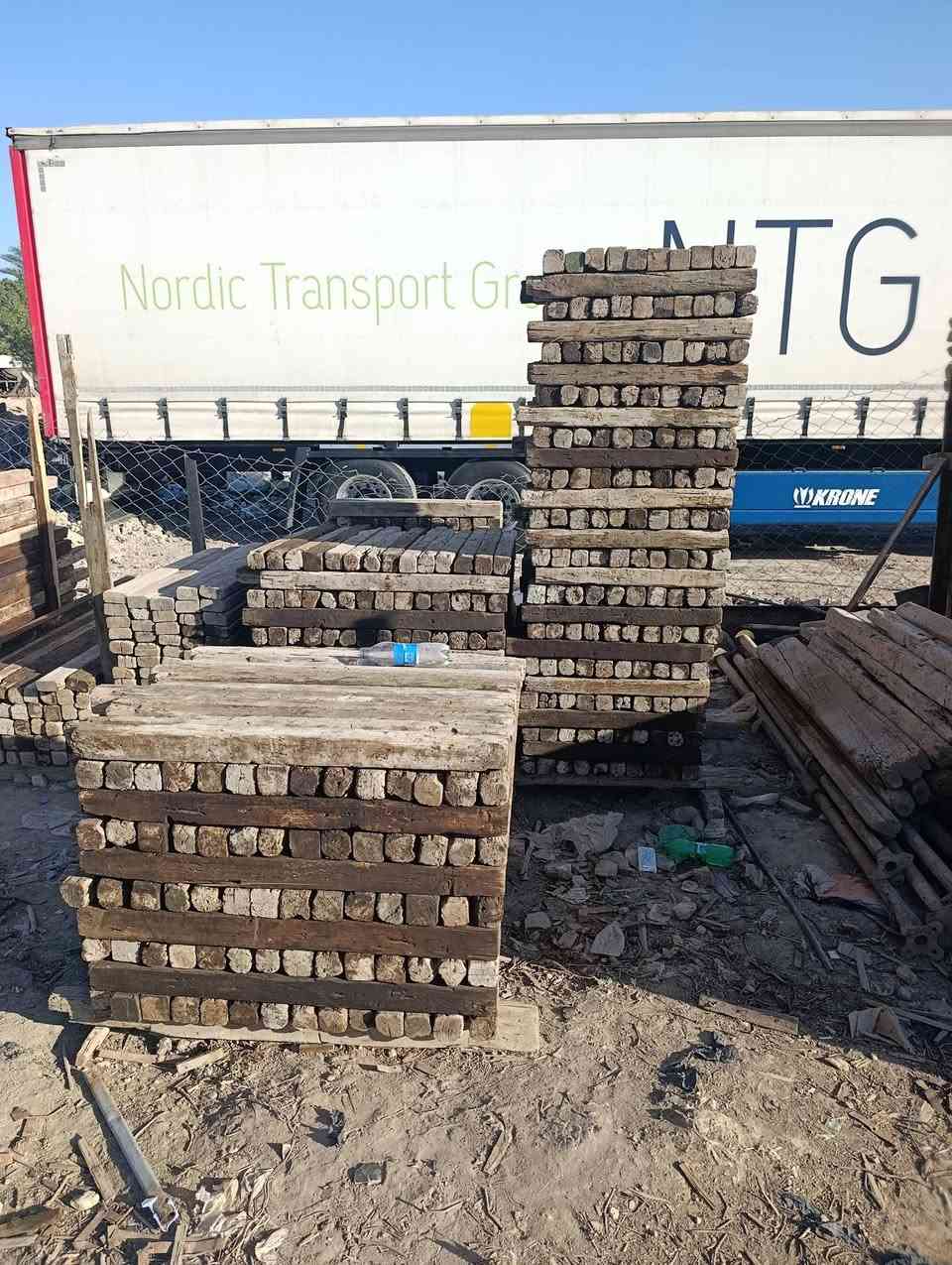 السلام عليكم سير للبيع مقاصير مرابيع 
ولوح طول مترين ومترين ونص العدد 11مكعب ونص
وعصافير عددهن 120العنوان بابل حي العسكري للاستفسار 
***********
