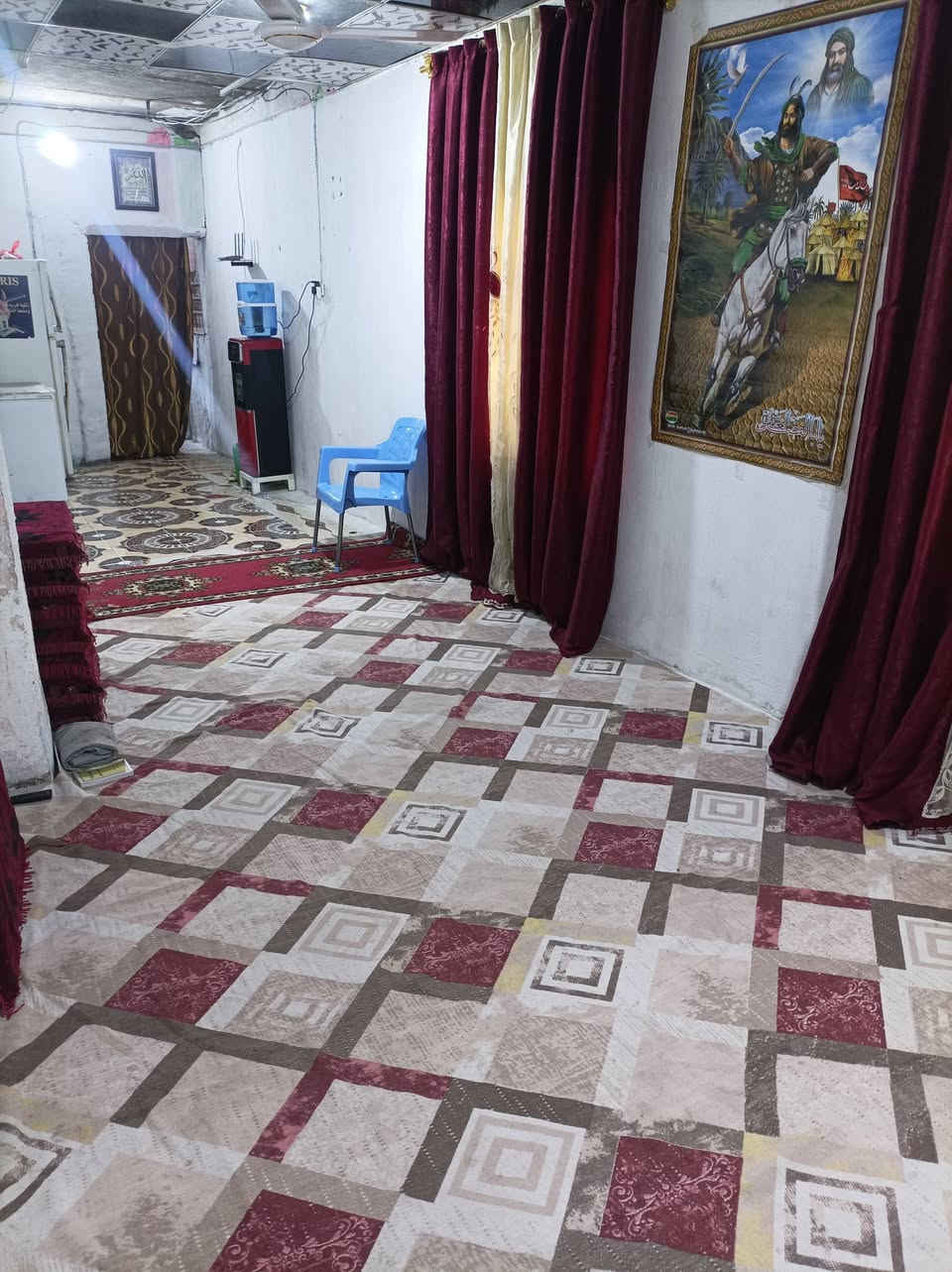 السلام عليكم بيت طابقين للبيع المساحه 150 متر نوع العقار بلديه مامسجل يحتوي البيت على حديقه واستقبال ومطبخ وغرفتين منام وصحيات داخليه وخارجيه سقف الطابق الاول عكاده وسقف الطابق الثاني سندويج علما ان الطابق الثاني يحتوي على استقبال وغرفتين منام وصحيات غير كامله نواقص الطابق الثاني فقط كهرباء وماء وصحيات وصبغ السعر 40 وبي مجال العنوان ابي الخصيب العصفوريه مقابيل حسينيه الزوار للستفسار اتصل ***********
