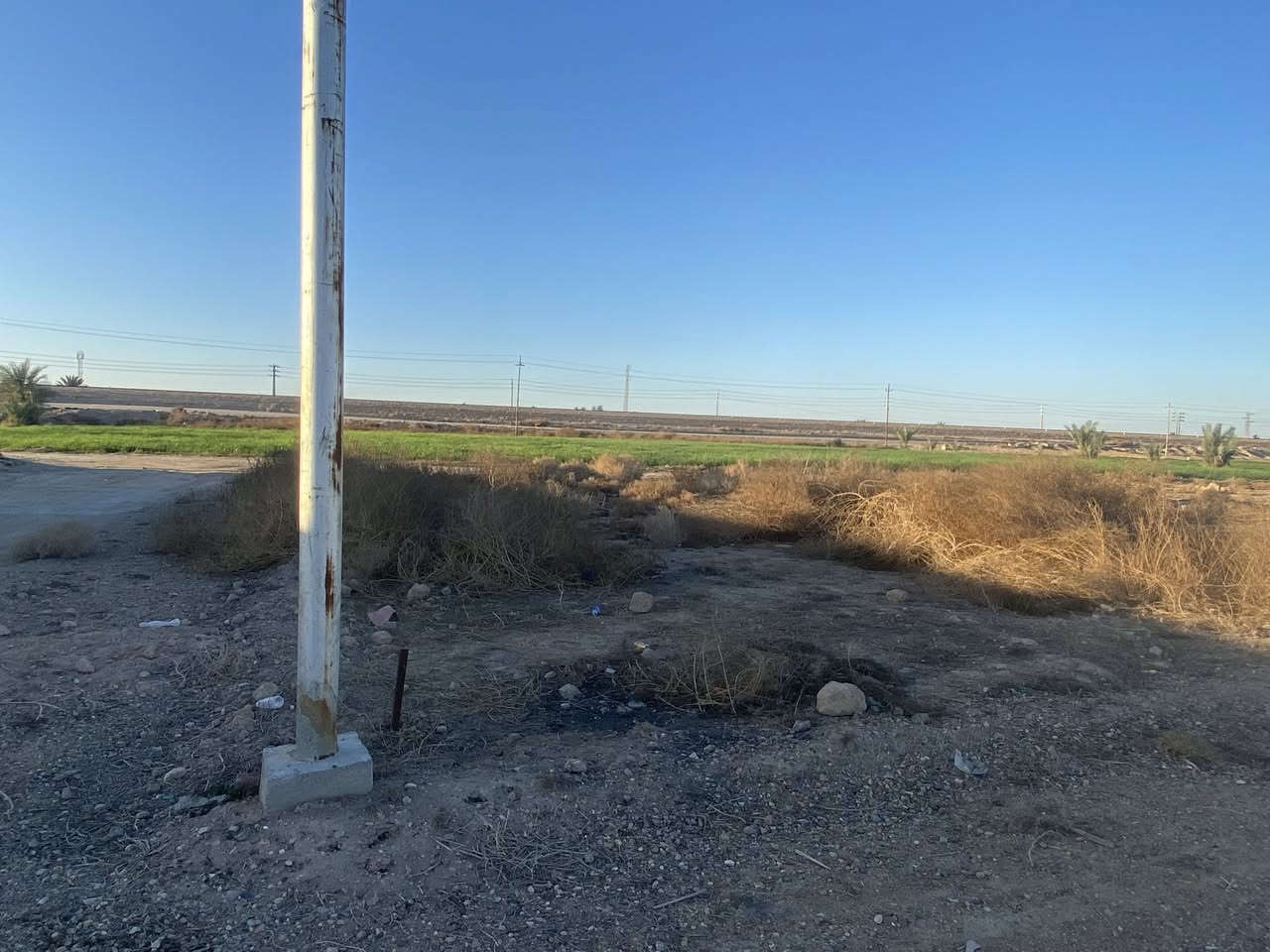 السلام عليكم قطعه ارض للبيع م200 طابو زراعي  زنجيل قطعه على٣شوارع  قريبه على حولي حي الارامل كامله كهرباء ومي سعر ٢٥وبيها مجال للاستفسار هـ *********** واتساب
