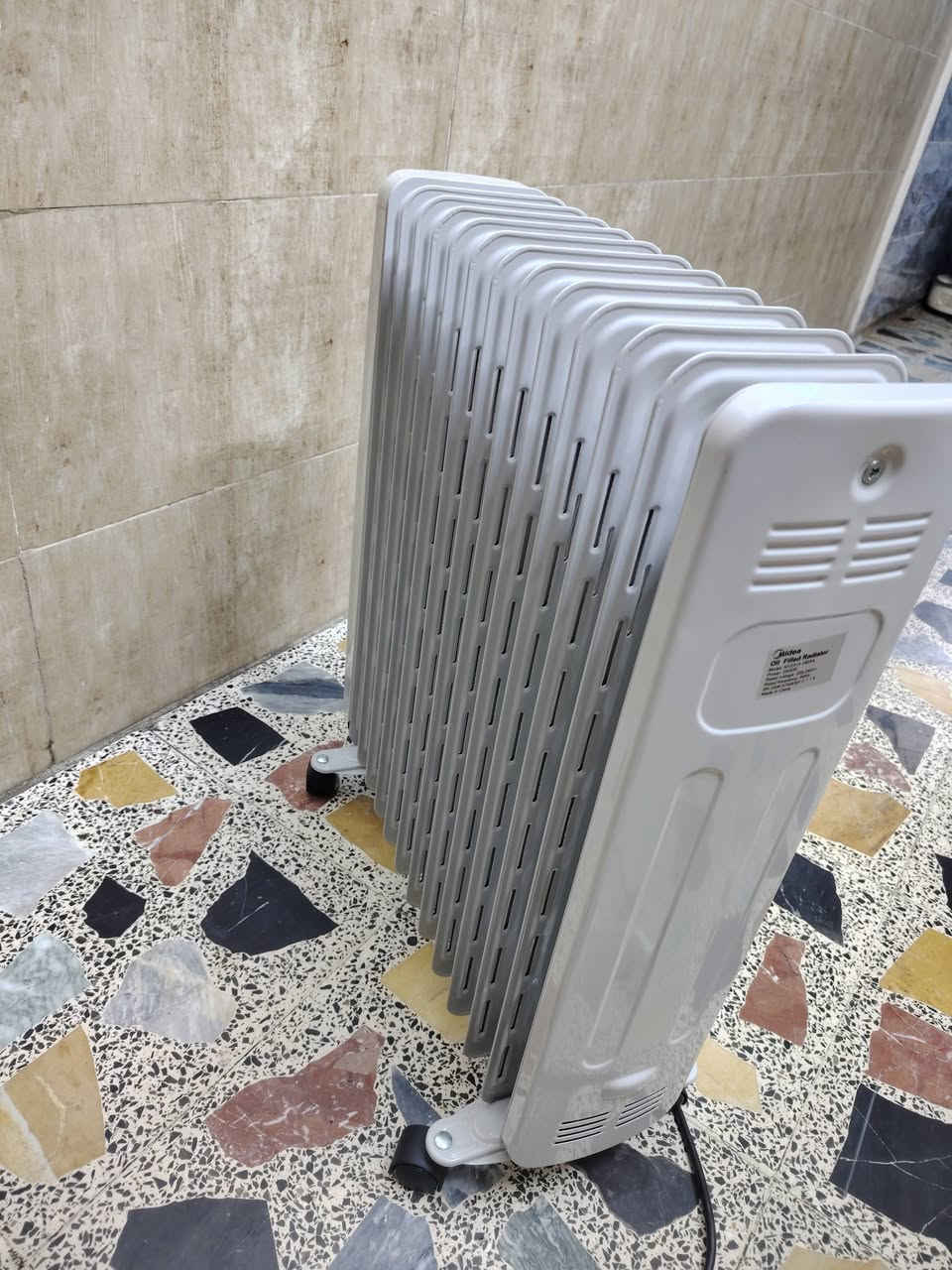 📢 للبيع — صوبة زيتية Midea 2500W
📌 الموديل: NY2313-15EFA
⚡ القدرة: 2500 واط (قوية وفعّالة)
🔌 مناسبة للجهد: 220–240V
📍 الحالة: ممتازة / جديدة (اختَر حسب الحالة)
🔥 تدفئة هادئة وثابتة لجميع غرف المنزل
🛠️ زيت حراري مملوء ومضمون – تعمل بكفاءة عالية
🚚 عنواني  بغداد البياع
💰 السعر: ___ دينار عراقي (55 الف )
📞 للتواصل: *********** (رقمك)#
