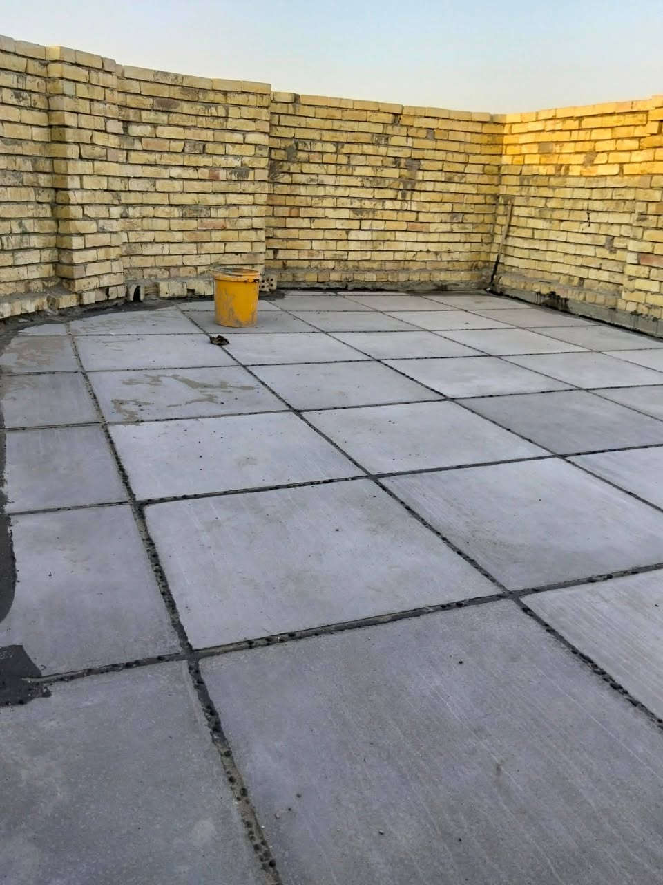 السلام عليكم للبيع بيت هيكل بل زراعي مال حي الامين الثانية الزراعي مقاطعة 2على 8 فرق  بيت عن 2على 9 مدفوع اشتركات كهرباء أو ماء طابو صرف سند 25 الموصفات موضحه بل فيدو بناء حديث 5 غرف نوم من عده الاستقبال 4 حمامات قريب على مشروع المدارس المشروع راح يتنفذ  المساحه 100 متر 5في20  امطبك.اشتايكر.جديد. امسس.كهرباء.او ماء عوزه بس ابياض او كاشي السعر خاص رقمي ***********/***********
