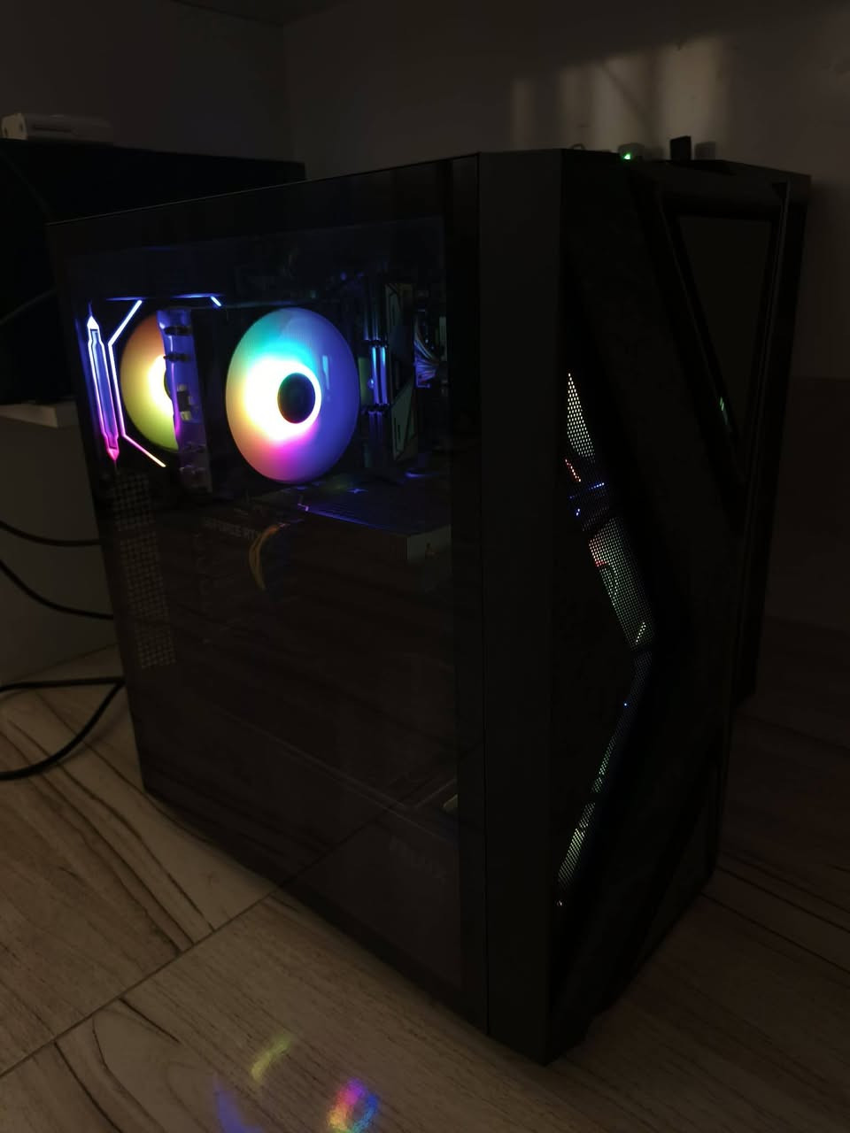 للبيع PC Gaming – جاهز للاستخدام مباشرة
المواصفات:

- معالج Intel Core i5-12400F

- كرت شاشة GALAX RTX 3060 Ti 8GB

- مذربورد H610M K D4

- رام 16GB DDR4 3200MHz (PUSKILL)

- تخزين SK hynix M.2 NVMe 512GB Gen4

- مزود طاقة 650W

- أداء ممتاز للألعاب، التصميم، والمونتاج.

- يشغل أحدث الألعاب بكفاءة عالية.

الجهاز نظيف جدًا ويعمل بدون أي مشاكل.
جاهز للتجربة والفحص قبل الشراء.
جميع التفاصيل موضحة بالصور.

متوفر توصيل.

للاستفسار أو الحجز راسلني على الخاص او واتساب ***********
