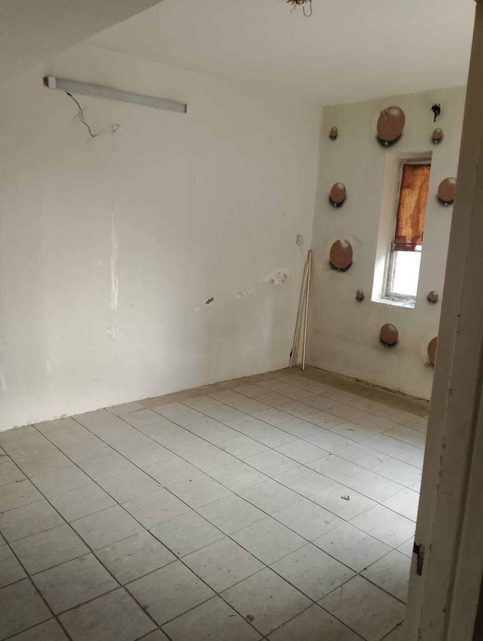 السلام عليكم شقه لليجار في شقق الخظراء على الشارع العام موقع مميزه مساحه 200متر غرفتين هول مطبخ صحيات وستقبال التواصل ***********اسيا ***********
