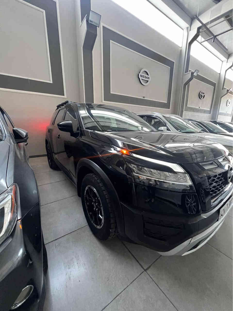 للبيع

نيسان باثفايندر ٢٠٢٣ 

ماشيه58 مايل

حادث حافت بونيد

/صور الحادث والسونار مرفوقه مع صور السياره/ 

/سعره  السياره 280$

ميزات نيسان باثفايندر روك كريك 2023 هي كالتالي:

# المحرك

- محرك بنزين سعة 3.5 لتر، 6 أسطوانات، بقوة 284 حصان ¹.

- ناقل حركة أوتوماتيكي ب 9 سرعات ¹[3).

# التصميم الداخلي

- مقصورة فاخرة بتصميم أنيق ومريح ¹.

- مقاعد من الجلد مع مساند ذراع ¹.

- نظام تحكم أوتوماتيكي بالمناخ ثلاثي المناطق ¹.

- شاشة معلومات ترفيهية مقاس 8 أو 9 إنشات ¹ ².

# السلامة والأمان

- وسائد هوائية ¹.

- نظام الفرامل المانعة للانغلاق ¹.

- نظام توزيع قوى الكبح إلكترونياً ¹.

- نظام التحكم بثبات المركبة ¹.

- كاميرا محيطية ذكية مع نظام كشف الأجسام المتحركة [2).

# التكنولوجيا والترفيه

- نظام صوتي من 6 سماعات أو 12 سماعة من Bose ¹.

- شاشة عرض معلومات السائق مقاس 7 أو 12.3 إنش ¹.

- منافذ USB وبلوتوث وشاحن لاسلكي ¹.

- نظام ملاحة وتقنية البلوتوث ¹.

# الخارجي

- مصابيح أمامية LED ¹.

- عجلات معدنية مقاس 18 أو 20 إنش ¹.

عنوان دهوك معرض لاروس*********** دهوك, العراق
