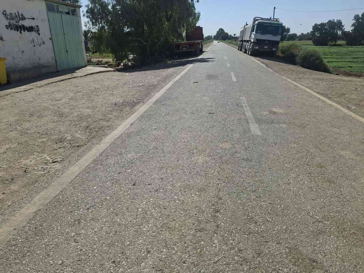 بيت للبيع غرفتين وصاله وستغبال ومطبخ خراجي وداخلي مساحته 750 متر جاهز بناء اابلوك مع محلات عدد 2 وااجه 15متر شارع عام قرب معمل التنانير طابو زراعي  للاستفسار ااكثر الاتصال ***********
