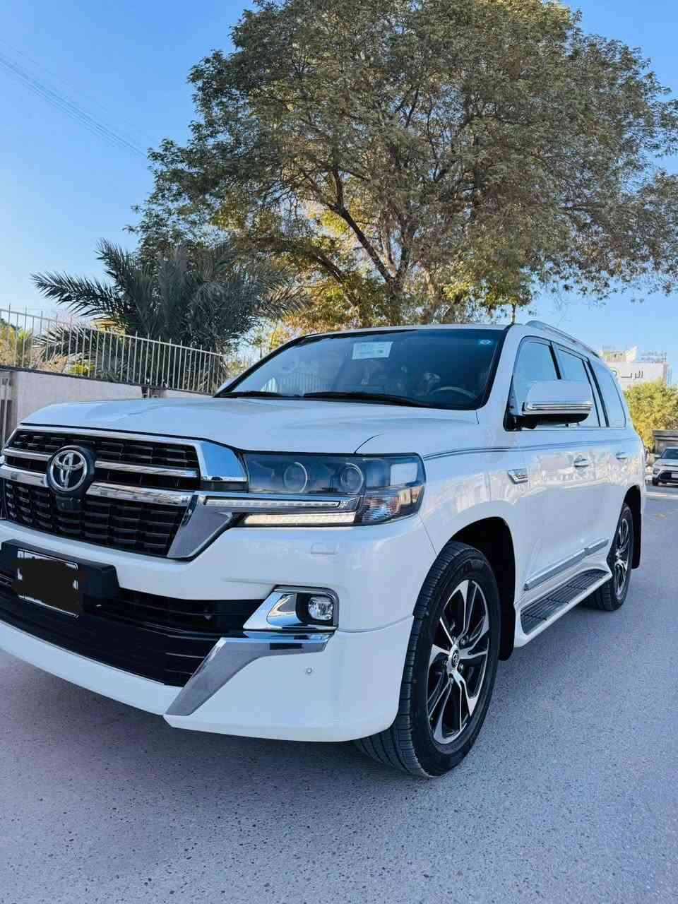 السلام عليكم للبيع لاندكروز موديل2021تكمه وسنويه ساز  باب الأول رقم بغداد الجديد دولي بسمي تحويل ثاني يوم. مكفول كفالة عامه. 
فول موصفات 1/1
بصمه تشغيل 
بصمه أبواب لمس 
تشغيل عن بعد 
فتحه سلايت
كشنات ثنين كهرباء 
كشنات جلد 
8ايرباك 
زراكات 
مري شفط 
شاشات خلفيه 
مطفايه حريق 
جنطه شفط 
سبعه راكب 
ثلاث قطع تبريد 
محرك 6 اسلندر 
حساس امامي 
حساس خلفي 
سبير منازل 
وباقي موصفات ساز معروفه 
ماشيه 63 الف حقيقي 
سعر (545)ورقه $وبيها مجال 
الاستفسار اتصل على الرقم *********** 
مكان بابل حله
