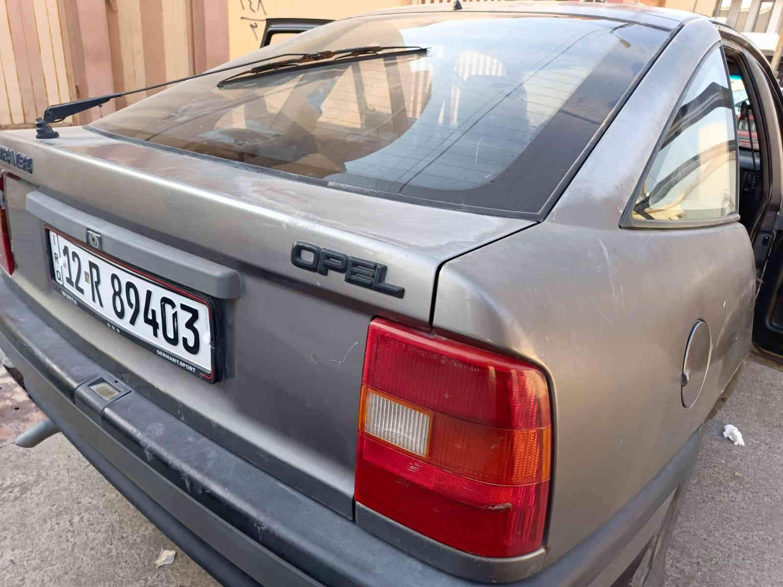 السلام عليكم
اوبل فكترا 1993
مكينه 18
مكينه وكير شرط 
 داخل السياره نضيف وحداديه وطخم جديده 
 بيها تصليح فقط دواير 
  رقم نينوى الجديد   كابون بيها 
 مكان حي الوحده 
 ***********
سعر 38بيها مجال بسيط
