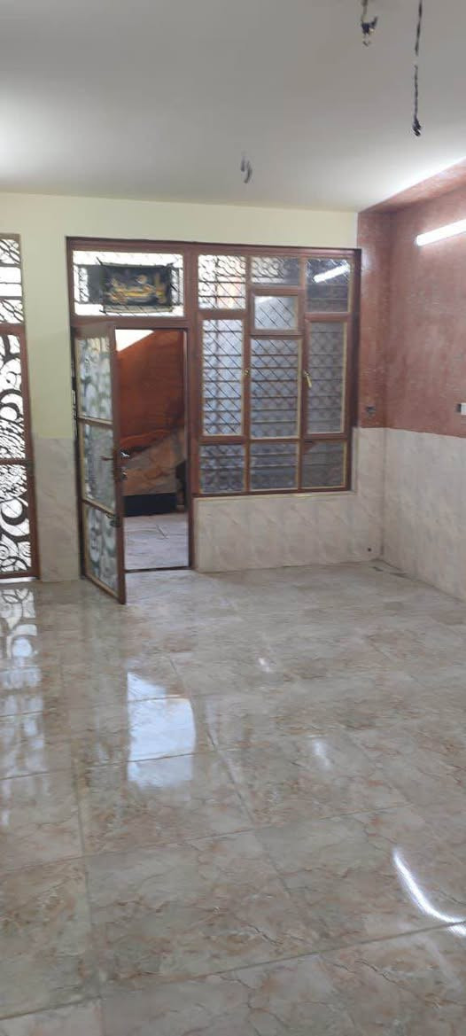 بيت للايجار قرب سوق صبح او مول عطيه متكون من كراج واستقبال  وهو هول وهو مطبخ وغرفه نوم وخدمات وترك بيت بحاله جيده لعائله صغيره 350 الايجار للاتصال ‭0773 716 3147‬ بغداد, العراق
