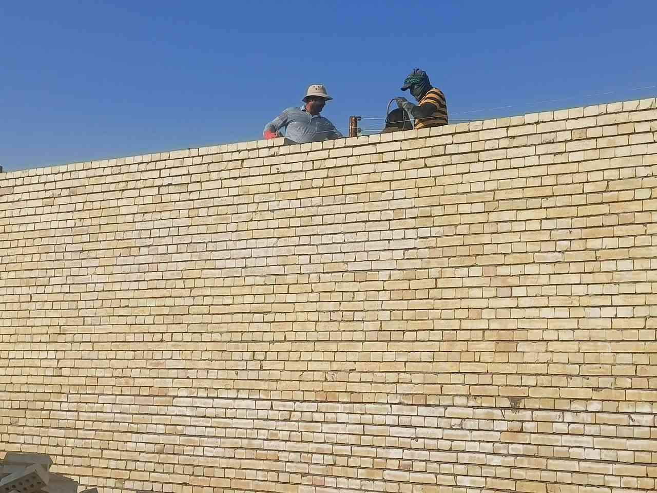 خلفه بناء موجود طابوك وبلوك فلوجه صقلاويه رمادي آي مكان شغل مصاطر درجه اولى وباسعار مناسبه مع تنظيف الموقع باداره ابو ابو أبو عيوشه الحيالي لاتصال على الرقم ***********
