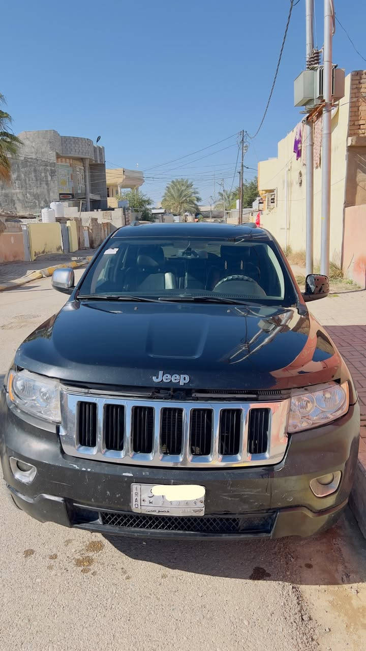 جيب كرانت شيروكي WK2 – فئة Laredo – موديل 2013 – دفع رباعي 4×4 – محرك 3.6 لتر
رنكات أصلية فئة Laredo
 • جناح خلفي
 • حساسات رجوع
 • كروم على الشبك والخلف
 • مصابيح خلفية LED
� 
الداخلية
 • مقاعد جلد (واضحة من الصور)
 • تحكم مقود
 • مثبت سرعة
 • تكييف مزدوج
 • شاشة وسطية (حسب التجهيز)
🛡 
الأمان
 • ABS
 • ESP
 • 6 وسائد هوائية
 • دفع رباعي حقيقي 4×4

مكانها ديالى بيها قطعتين صبغ باب سايق  والي ورا

***********

170$
