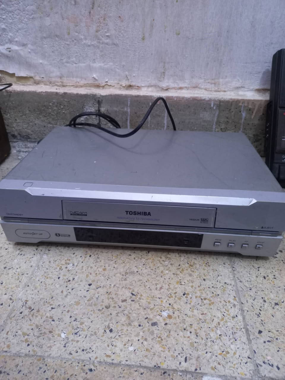 أنتيكات للبيع [ مسجل كاسيت طرح شغال & مسجل كاسيت رايزنك مع ٢ سماعات شغال ونظيف & فيديو نظيف وشغال & سيدي نظيف وشغال ] السعر الكلي ١٥٠ الف وبيهن مجال / العنوان : ديوانية حي النسيج / للتواصل ***********
