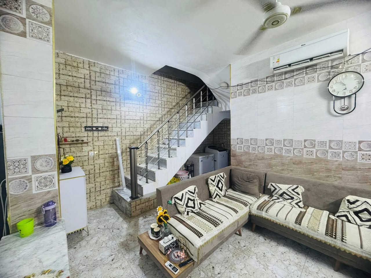 دار للبيع مطلوب للمصرف 80 مليون 
مكانه نجف حي نداء منطقت 46 الف 
قريب عله شارع المجمعات كلش 
تغير كفيل طابو صرف البيت 

تطلوعته 45  مليون وبي مجال 
‏قصد الشهري416 الف 
طابق واحد مساحته 100 متر مربع 
يحتوي 
غرفة +صاله +مطبخ +ستقبال+مكشوفه+حمامات ثنين طابوك جمهوري صب كونكريت 
استفسار***********
