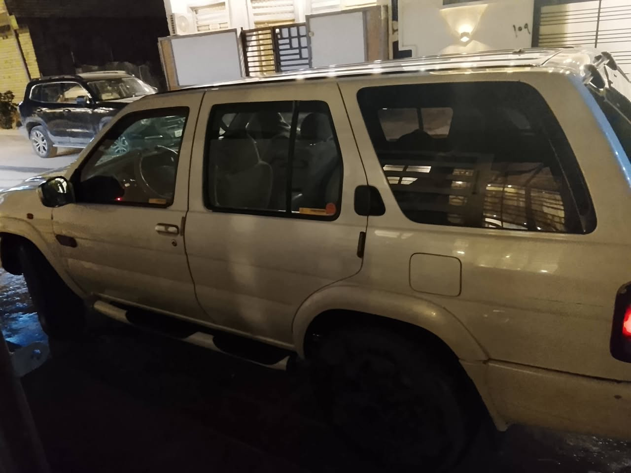 السلام عليكم

نيسان باتفندر ٢٠٠١ 
فور ويل شغال
تبريد ثلج
كهربائيات ما ملعوبه بيها
بيها ملاحظات بسيطه وماتكلف

السعر ٨٠ وبيها مجال

***********
***********
