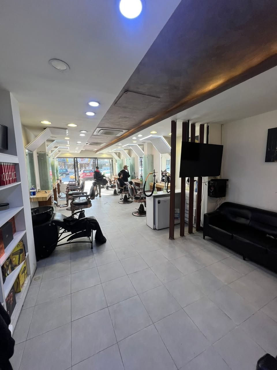 محل حلاقة كامل بالسيدية 
8 كراسي حلاقة 
كرسي بدي كير ومني كير 
جهاز هايدرو فيشل 
4 سبالت 
5 نراكيل
للاستفسار/ ‭0771 020 3359‬
علمآ مكلف بالنشر
