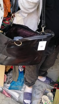 جنطة جلد طبيعي • ماركة عالمية • اسود فضي