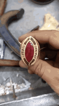 اوبال احمر تطعيم ذهب تقريب 7 غرام ذهب صياغه باسم زاروكه السعر 1500 دول...