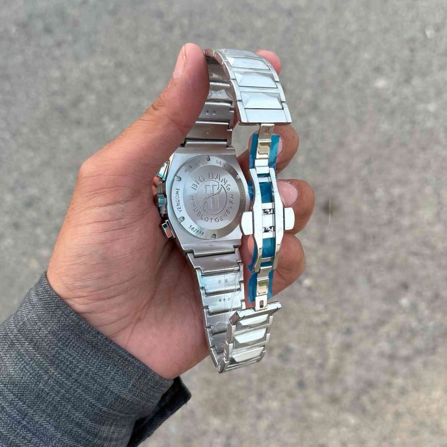 دكّة الساعچـي ⌚️
.
blot Big Bang — لما قرروا يكسرون كل القواعد، صنعوا هذا.

من جنيف، من دار تؤمن أن الساعة يجب أن تُصدم قبل أن تُعجب، جاءتك الـ Big Bang Integrated بشكل براسليت مموّج ثلاثي الأبعاد لا يشبه أي شيء في السوق. المسامير الست على البيزيل، الكرونوغراف الحاد، والهيكل الذي يبدو كقطعة نحتية — هذا مو ساعة، هذا موقف.

متوفرة بـ٣ إصدارات:
🔵 كحلي — عمق المحيط على معصمك
⚫ أسود — الغموض في أبهى صورة
⚪ أبيض ثلجي — جرأة من نوع آخر

والظهر يحمل نقش BIG BANG — HUBLOT GENEVE — لأن حتى ما لا يُرى يجب أن يكون فاخراً.
.
للحجز والاستفسار دايركت او على الواتساب 📲
يتوفر توصيل لجميع المحافظات 📲
#العراق #viral #trending #reels #luxury دكّة الساعچي


**إذا كنت صاحب هذا الإعلان وتريد حذفه لأي سبب، رجاءا أرسل رسالة إلى الدعم الفني**