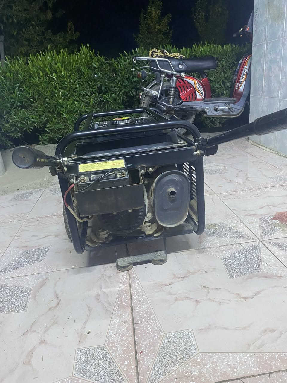 سلام عليكم مولد للبيع نضيف جداً ما مفتوح محركة نضيف يشتقل سلف او حبل بس يرادله باتري لان باتريا ضعيف السعر 250مكاني عزيز بلد مدخل خمسة  او هاذ الرقم ***********
