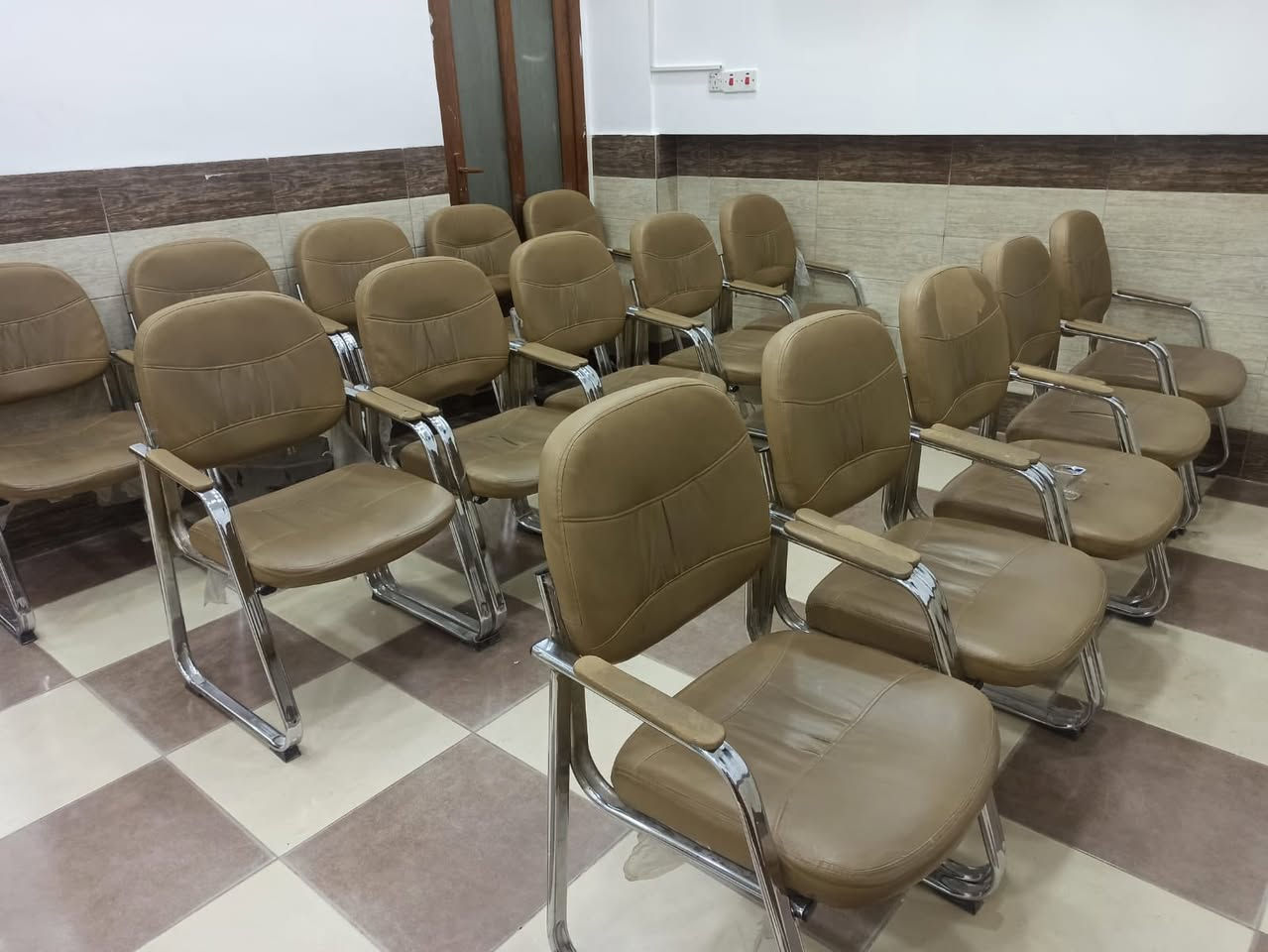 سلام عليكم كراسي نضيفه للبيع التواصل على الرقم *********** مكلف بالنشر غير متواجد على الخاص
