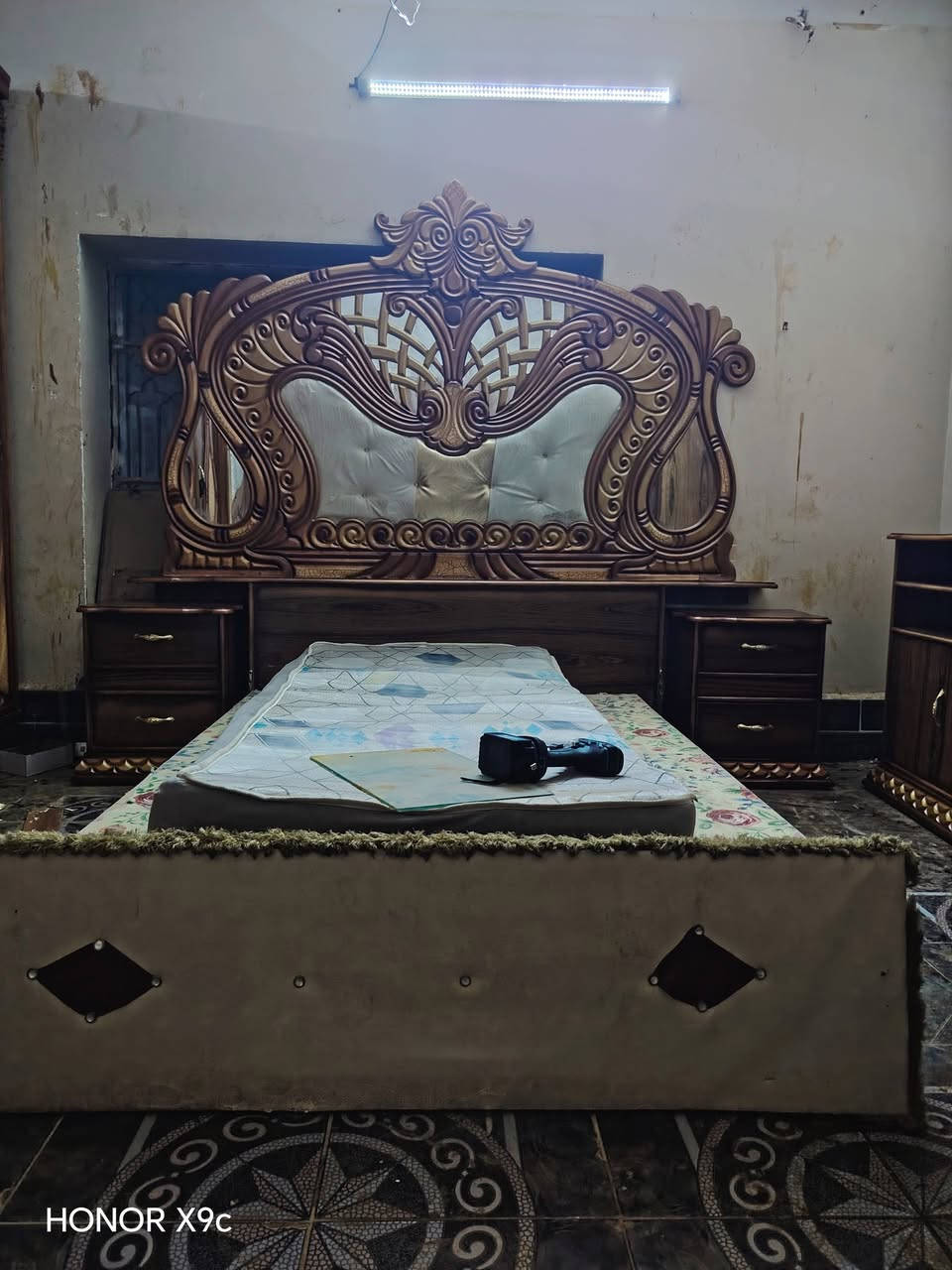 سلام عليكم يوجد قرفه تاج صاج داخل وخارج السعر ٦٥٠ وبيها مجال العنوان الرمانه الاستفسار على التلفون ***********
