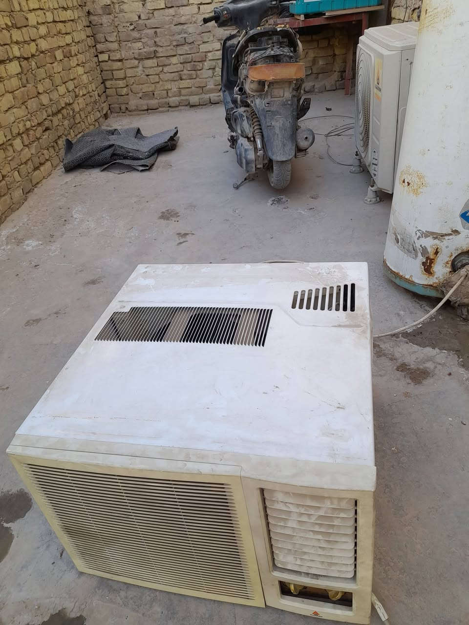 السلام عليكم مكيف الحافظ شغال اخو الجديد سعره ٢٥٠ الف وهذا رقم الهاتف ***********
