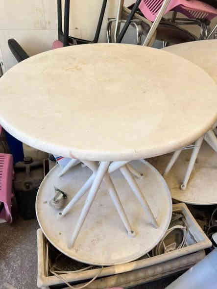 ميز عضم مستعمل عدد ٥ خوش نوعيه 
السعر الواحد ٢٥ مكاني كربلاء ***********
