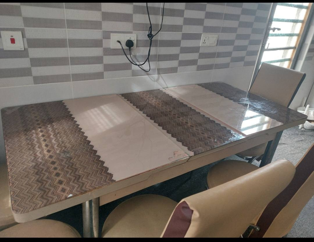 ميز طعام + 5 كراسي سعره 125 + باب تسكَام سعره 80 المكان مجمع الاميرات لاتصال *********** النجف, العراق
