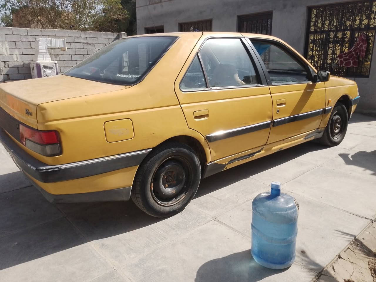 سلام عليكم بيجو ورى للبيع سنويه نافذه المالك  يريد مداور  اخذك كبل تسوي عقد مروري ويه المالك 
مصفره هيه وغرامه السياره شغاله وتمشي 
نقصها
عينه وصينيه خياس مابيها قليل 
السعر 18
للاستفار الاتصال ***********
