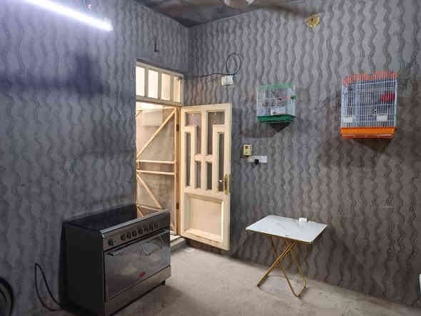 دار للبيع مساحه 100م الاساس حجر والبناء ابلوك والسقف اعكاده غرفه ومطبخ وصاله وصحيات وستقبال مكامل سكفه ارضيه صب امبيض البيت بس الغرفه والصاله شارع المطار الفديم يم المولده بالفرع السعر 18وبي مجال للشراي لاستفسار على الرقم ***********
