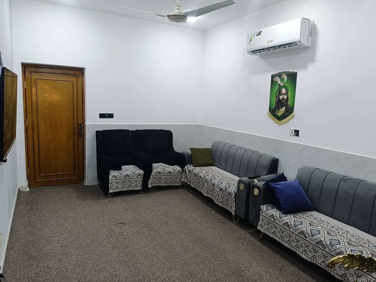 بيت زراعي موقع مميز على الشارع الرئيسي 
🟥 300 متر ،الوجه 12 متر والنزال 25 متر 
💚بناء حديث طابوق كونكريت طابق واحد
⭕يحتوي على غرفتين و صالتين و استقبال و مطبخ حار وبارد و صحيات خارجية وداخلية 
🏛️متوفرة كافة الخدمات ماء ومجاري بالباب وكهرباء
🟩المكان 🏛️الاسكان الصناعي بداية حولي الاسكان
للاستفسار عن السعر :مراسلة الصفحة او الاتصال ***********
