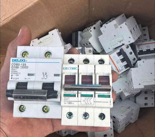 السلام عليكم يتوفر
جوزات +منيجرات بالة أصلي 

مفردة أصلي 👈٢٠٠٠ ألفين 👉
ثنائي اصلي 👈٣٥٠٠ ألف 👉
ثلاثي أصلي ٨٠ /١٠٠ /١٢٥ أمبير 👈٥ الاف 👉
                                  

بغداد

عكد النصارى 

وتوجد خدمه توصيل 

***********
