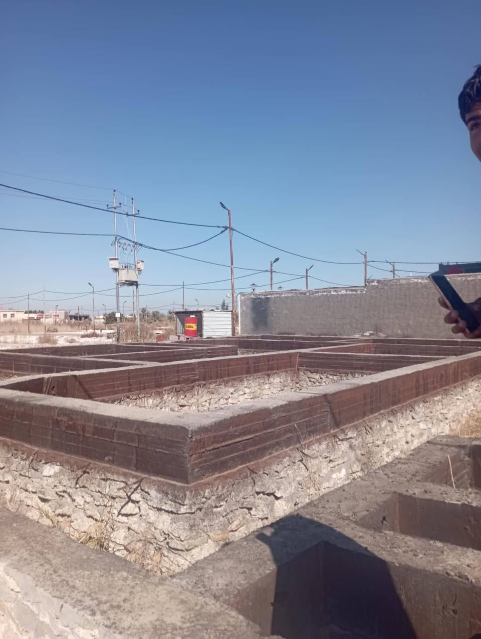 سلام عليكم قطعه عل شارع العام  للبيع مجمع العارضيات خدامات كامله ماء كهرباء مجاري تبليط المساحه 335 اساس ورباط وزفت كامل للاستفسار الاتصال على الرقم ***********
