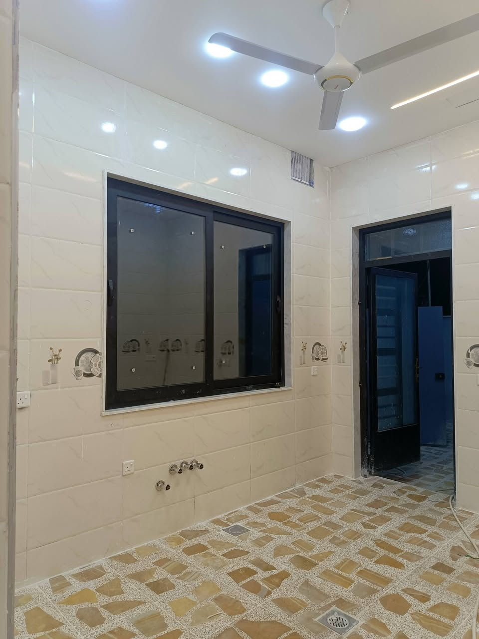 الدار للايجار 
الموقع الموصل حي القادسية الثانية خلف مدرسة زهرة المدائن 
المساحة ١١٠ متر ركن 
البناء طابقين 
الطابق الاول  مطبخ واستقبال وصاله وغرفه نوم وحمام وتواليت 
الطابق الثاني يحتوي على ٣ غرف نوم وصحيات 
سعر الإيجار ٥٠٠ الف نهائي 
للاتصال على الرقم ***********
او التواصل على الخاص 
مكتب نون لتجارة العقارات الكائن في حي المصارف مقابل مسبح الابراج قرب مطعم السلطان 
اوقات الاتصال من الساعة العاشرة صباحا وحتى الساعة التاسعة مساء
